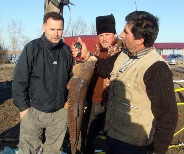 7 Kişiye Mezar Olan G&ouml;l, B&ouml;lge Halkının Ge&ccedil;im Kaynağı 3