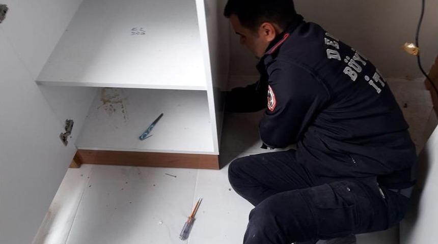 Mutfak Dolabının Arkasına Sıkışan Kediyi İtfaiye Kurtardı