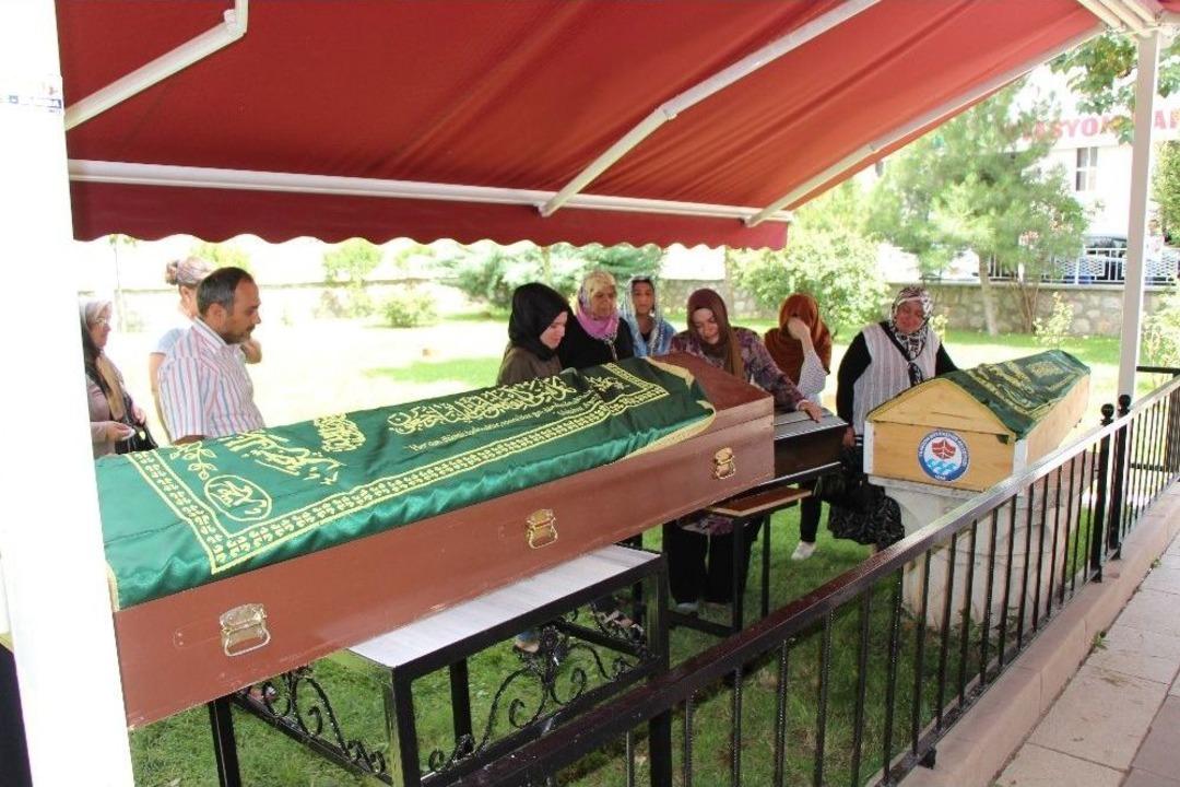 Ege&rsquo;de Batan Bottaki Baba İle 2 &Ccedil;ocuğu Defnedildi