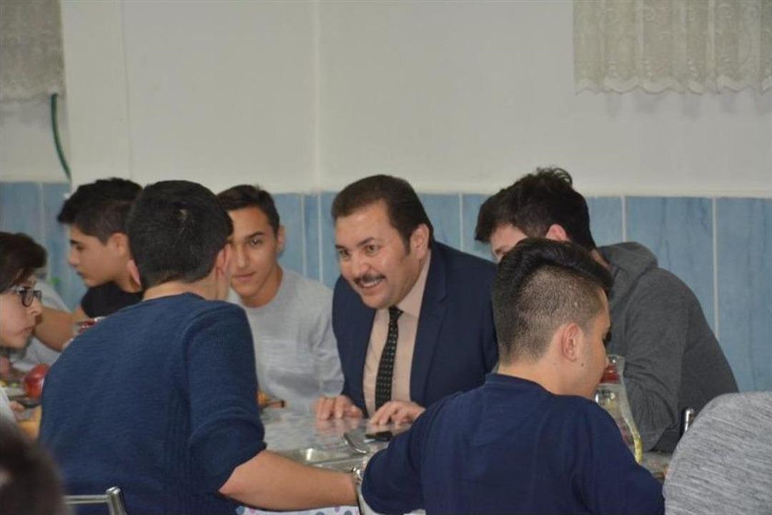 Yurtta Kalan &Ouml;ğrencilerle Akşam Yemeğinde Bir Araya Geldi