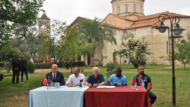 Trabzonspor’da Zargo Toure Sözleşme İmzaladı