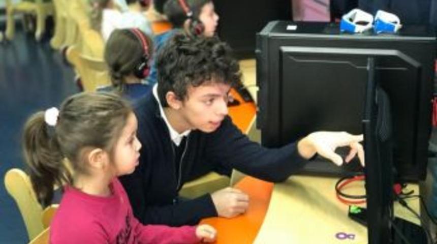 Liseliler Kardeşlerine Kodlama &Ouml;ğretiyor