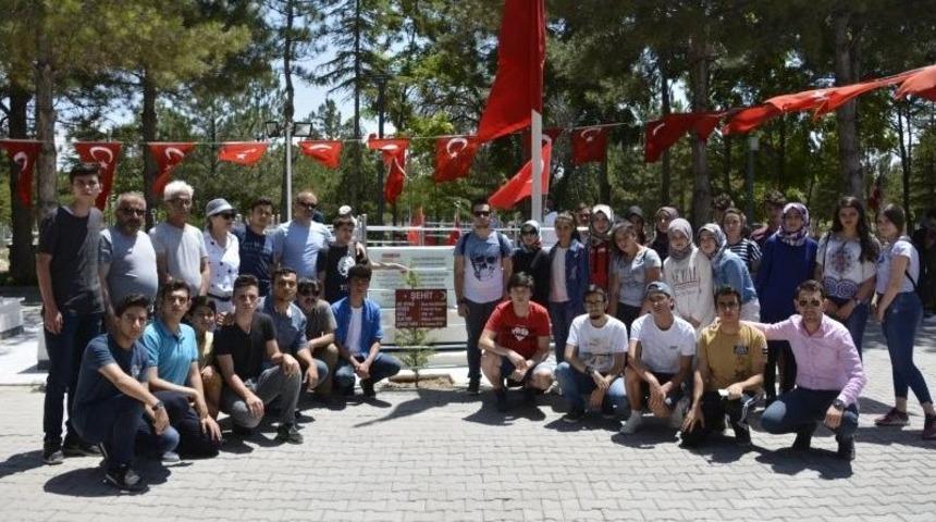 &Ouml;ğrencilerden &Ouml;mer Halisdemir&rsquo;in Kabrine Ziyaret