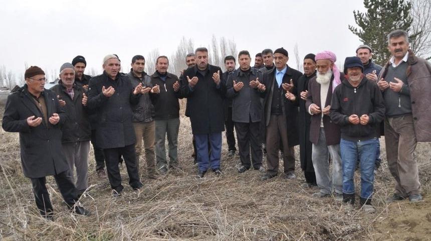 Köylüler Kar Duasına Çıktı