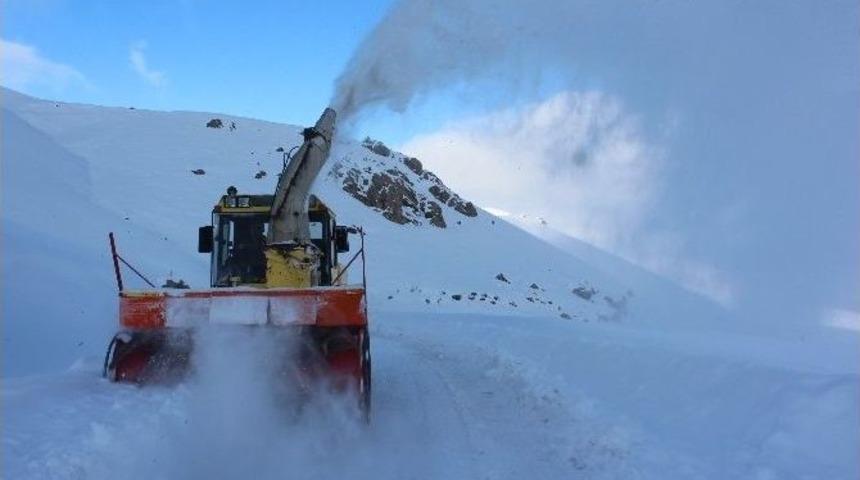 Hakkari’de Köy Yolları Ulaşıma Açıldı