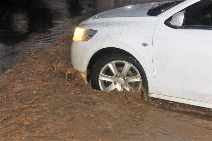 Tekirdağ’da Dere Taştı, Sürücüler Mahsur Kaldı G2