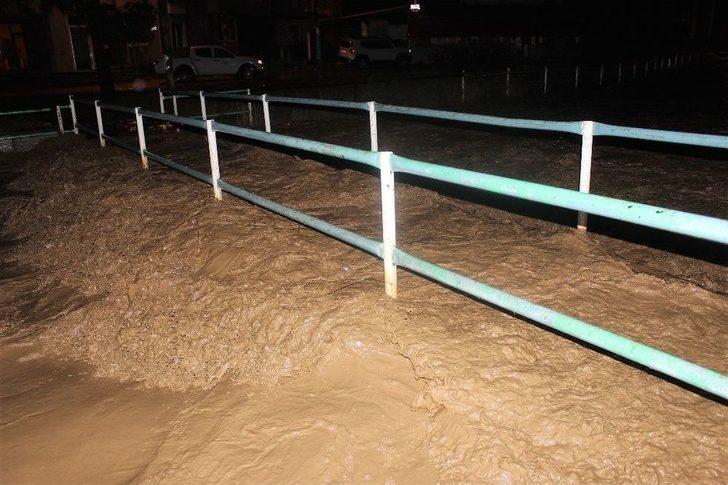 Tekirdağ’da Dere Taştı, Sürücüler Mahsur Kaldı G4