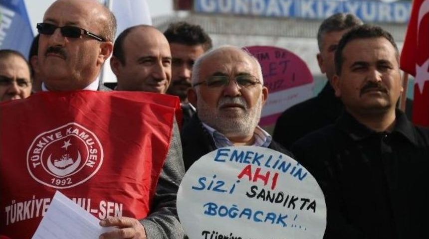 T&uuml;rk Eğitim-sen Emekli Ve Memura Verilen Zamları Protesto Ederek Maaş Bordrolarını Yaktı
