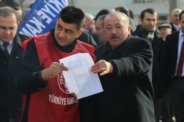 Türk Eğitim-sen Emekli Ve Memura Verilen Zamları Protesto Ederek Maaş Bordrolarını Yaktı