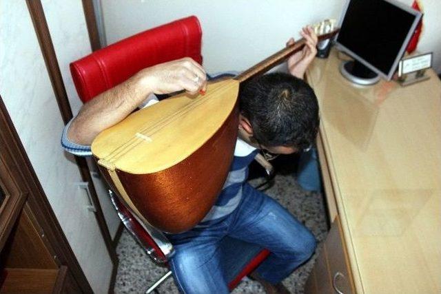 (&ouml;zel Haber) Sazı Ensesinde &Ccedil;alıyor 1