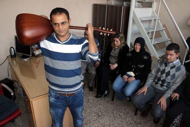 (&ouml;zel Haber) Sazı Ensesinde &Ccedil;alıyor 2