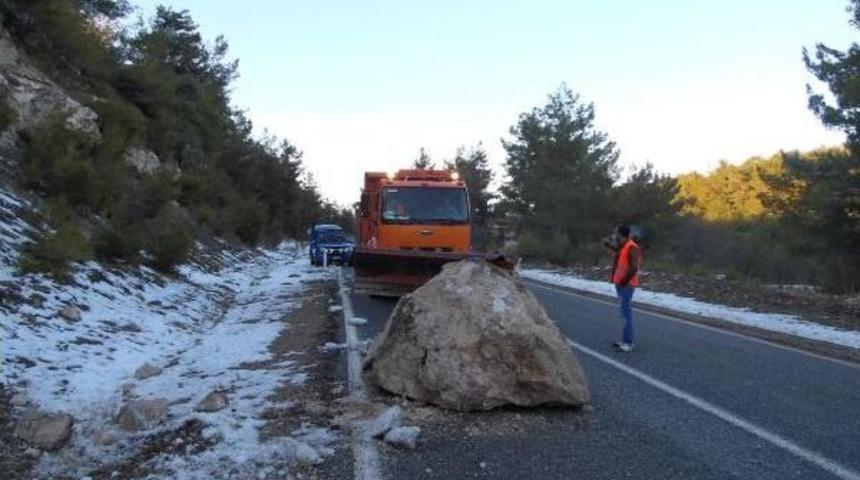 Yama&ccedil;tan Kopan B&uuml;y&uuml;k Kaya Par&ccedil;ası Karayoluna D&uuml;şt&uuml;
