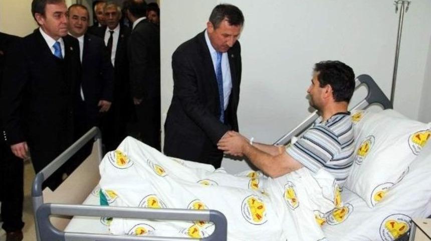 Vali, &Ouml;ğrenciler Tarafından D&ouml;v&uuml;len &Ouml;ğretmeni Ziyaret Etti