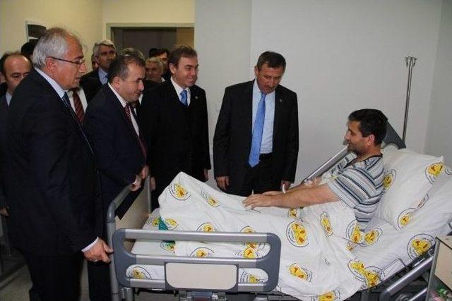 Vali, &Ouml;ğrenciler Tarafından D&ouml;v&uuml;len &Ouml;ğretmeni Ziyaret Etti 1