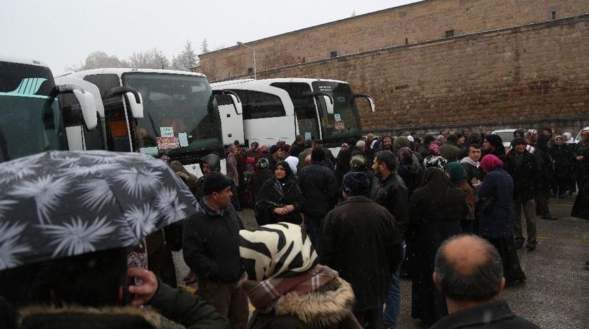 Umre Yolcularını Niğde Belediye Başkanı &Ouml;zkan Uğurladı