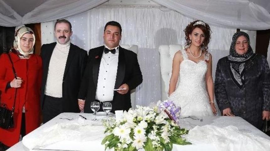 Başkan &Ouml;zg&ouml;k&ccedil;e İlk Kez C&uuml;bbe Giyerek Nikah Kıydı