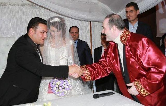 Başkan Özgökçe İlk Kez Cübbe Giyerek Nikah Kıydı