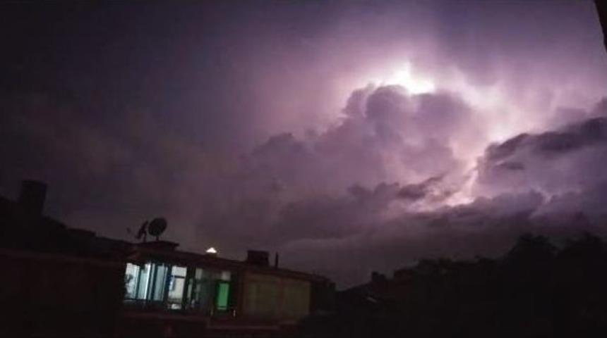 İstanbul&rsquo;da Şimşekler Geceyi Aydınlattı