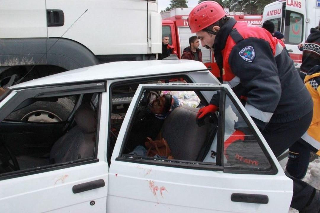 Tır Otomobili Bi&ccedil;ti: 1 &Ouml;l&uuml;, 4 Yaralı