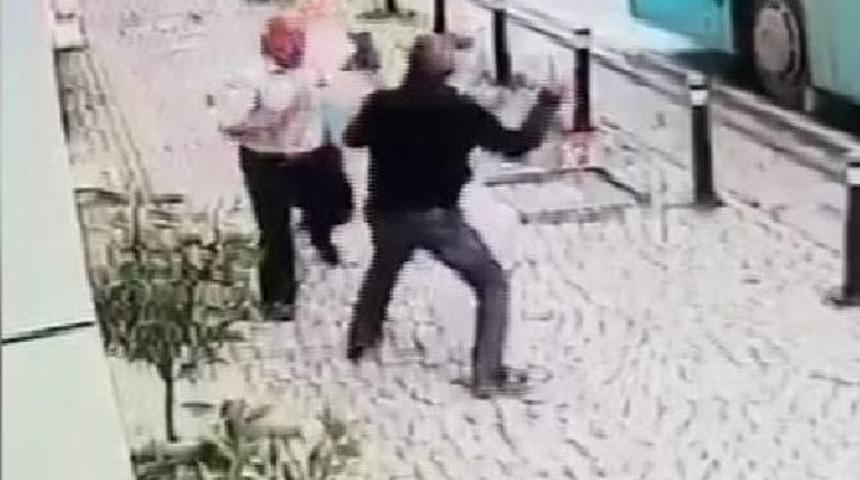 &Uuml;mraniye'de Dehşet Anları; Kavga Ettiği Kişiyi B&ouml;yle Bı&ccedil;akladı