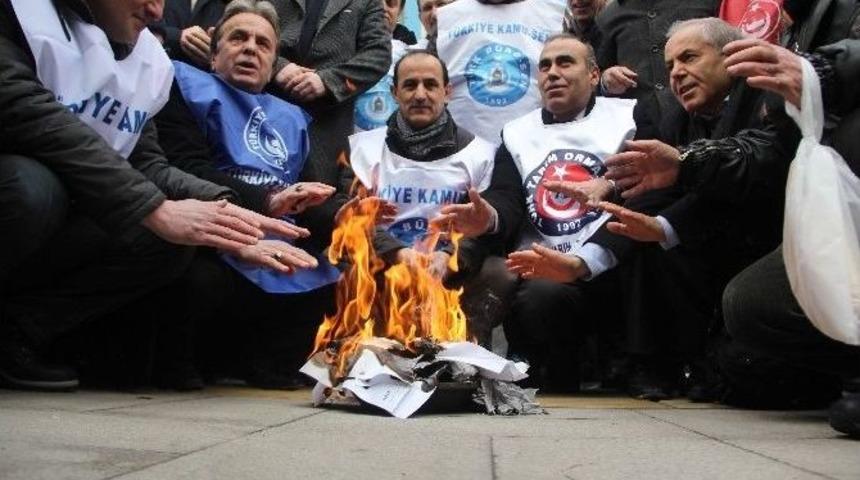 Memurlar Maaş Bordrolarını Yakarak Eylem Yaptılar
