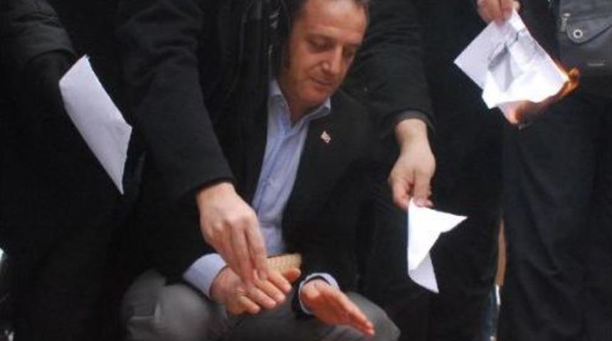 D&uuml;zce'deki Memurlar Bordro Yaktı