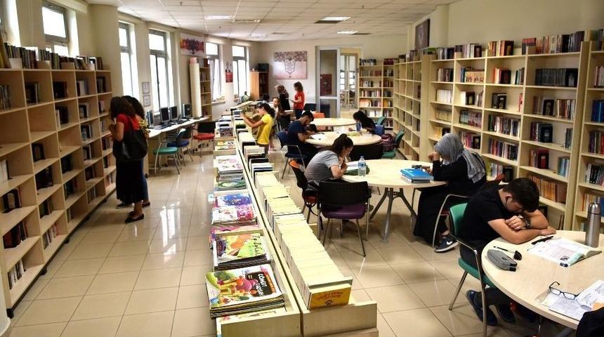 Sel&ccedil;uklu Belediyesi Yaz Tatilinde De Kitapseverlere Hizmet Ediyor