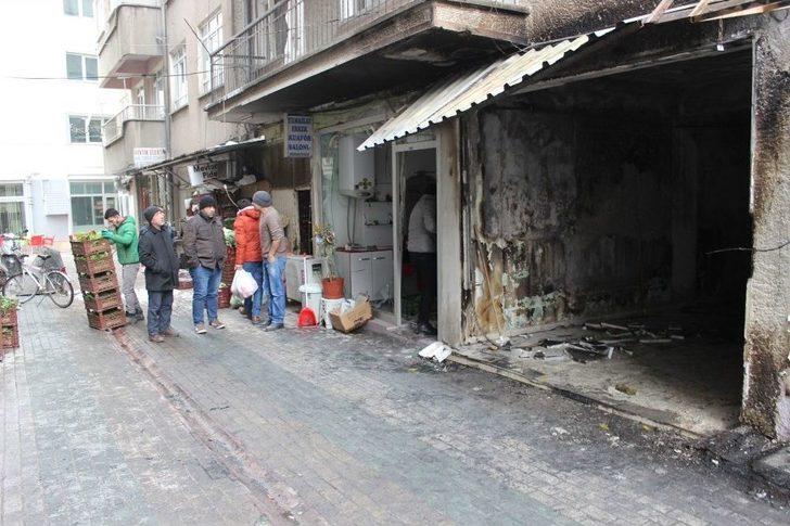 Chp Binası Yanında Meydana Gelen Yangında Kundaklama Şüphesi G3