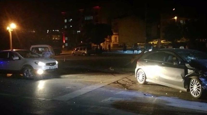 Kamyonet Kaza Yaptı, Yola Fırlayan S&uuml;r&uuml;c&uuml; Hayatını Kaybetti