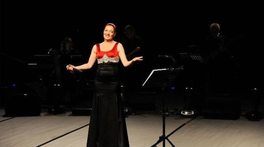 Moisahne, Candan Er&ccedil;etin Konseri İle A&ccedil;ıldı