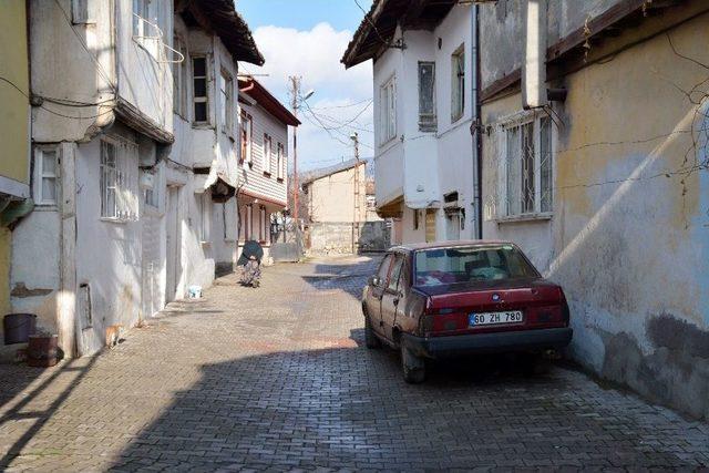 Babasının Boğazını Keserek Öldürdü