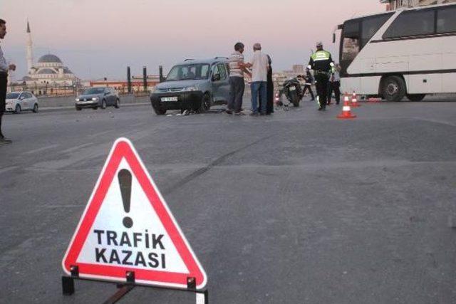 Motosiklet, Hafif Ticari Araçla Çarıştı; 2 Ölü