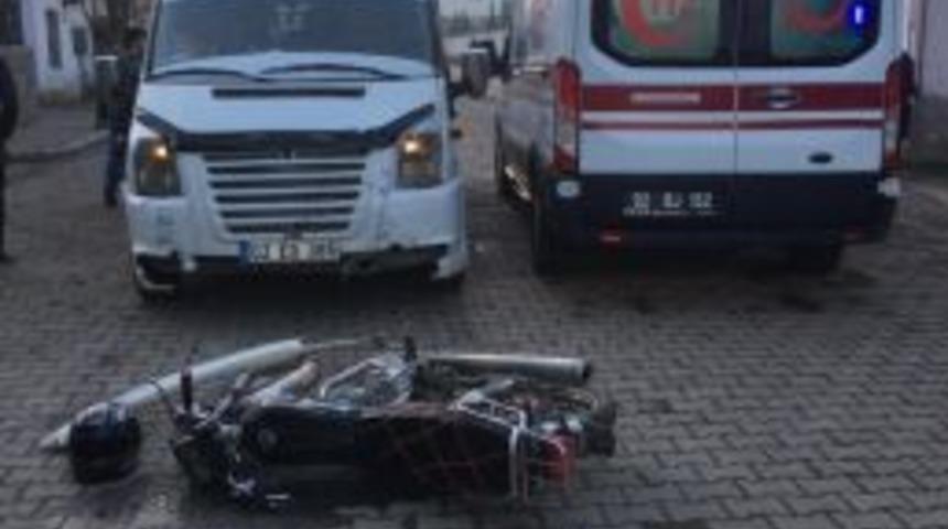 &Ouml;ğrenci Servisi İle Motosiklet &Ccedil;arpıştı: 1 Yaralı
