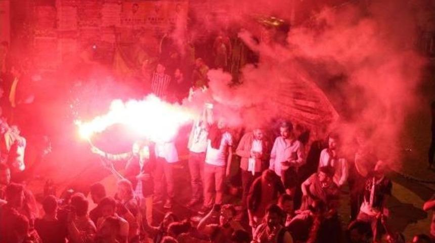 Beşiktaşlı Taraftarlar Galibiyeti Coşkuyla Kutladı