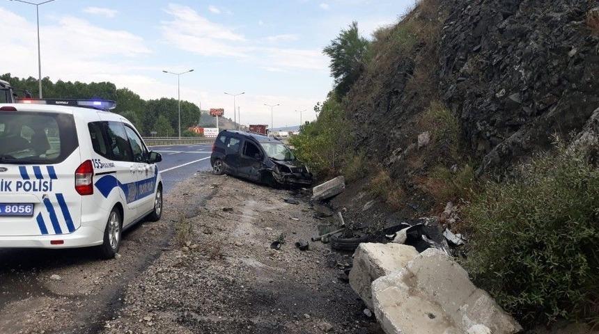 Kamyonet Yoldan Çıktı: 4 Yaralı