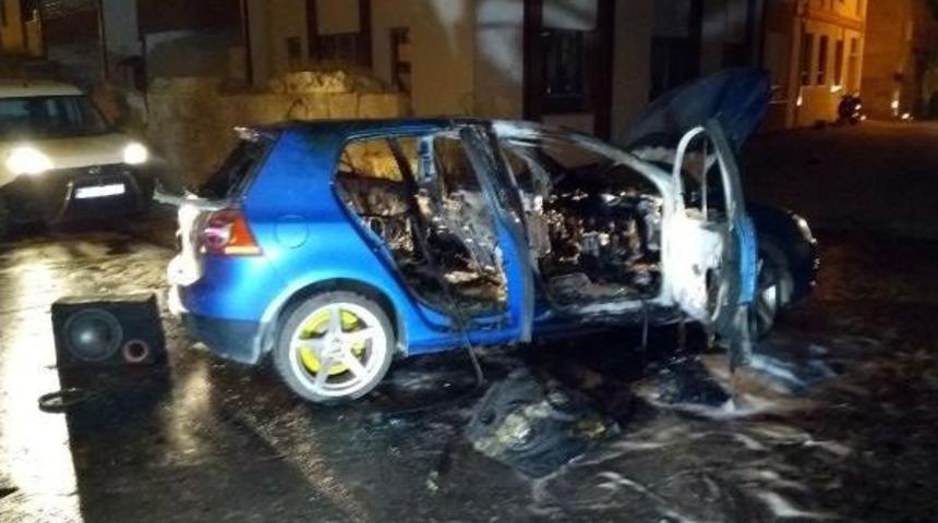 Sivas'ta Tartıştıkları Kişilerin Aracını Yaktılar