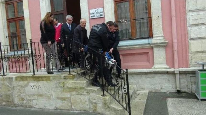 Şampiyon Engelli Sporcuya Belediyede Merdiven Engeli