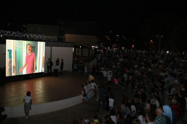 Biga’da ’aile Arasında’ İle Sinema Günleri Başladı 1