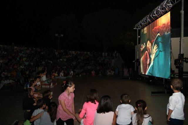 Biga’da ’aile Arasında’ İle Sinema Günleri Başladı 2