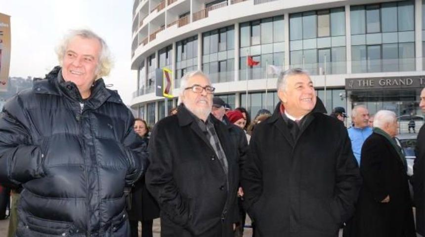 Nazım Hikmet'e Boğaz'da Karanfilli Anma