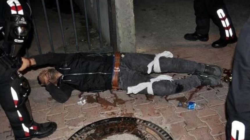 Kaldırımda y&uuml;r&uuml;rken bacaklarından vuruldu