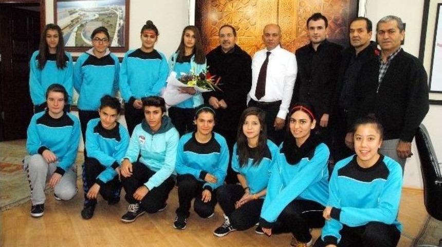 Bayan Futbolculardan Başkan Çalışkan’a Ziayret