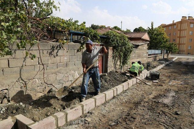 Gülabibey Mahallesinde Üstyapı Çalışmaları Devam Ediyor