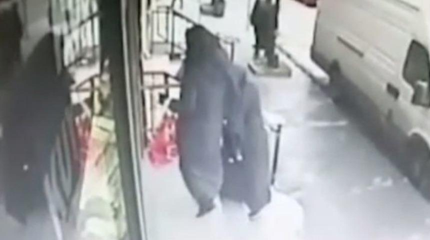 Esenler&rsquo;deki Kuyumcu Soygununa Ait Yeni G&ouml;r&uuml;nt&uuml;ler Ortaya &Ccedil;ıktı