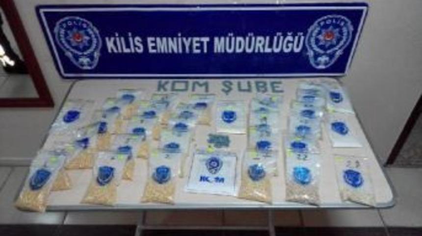 Ka&ccedil;ak haplarla yakalanan suriyeli'ye g&ouml;zaltı