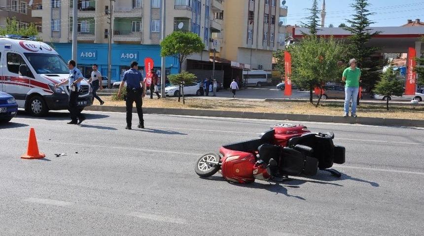 Otomobil Elektrikli Bisiklete &Ccedil;arptı: 1 Yaralı