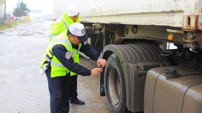 &Ccedil;orum'da kış lastiği denetimi