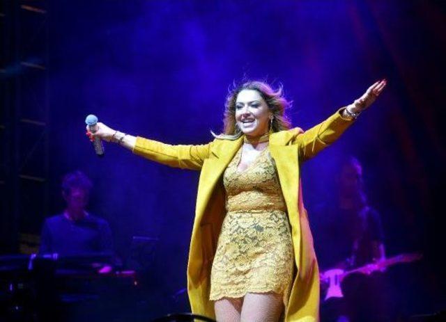 Hadise'yi 30 Bin Kişi Izledi