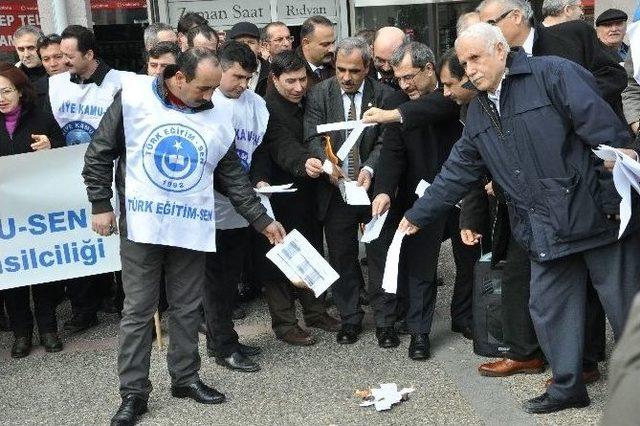 Balıkesir’de Türkiye Kamu-sen Üyesi Memurlar Bordro Yaktı