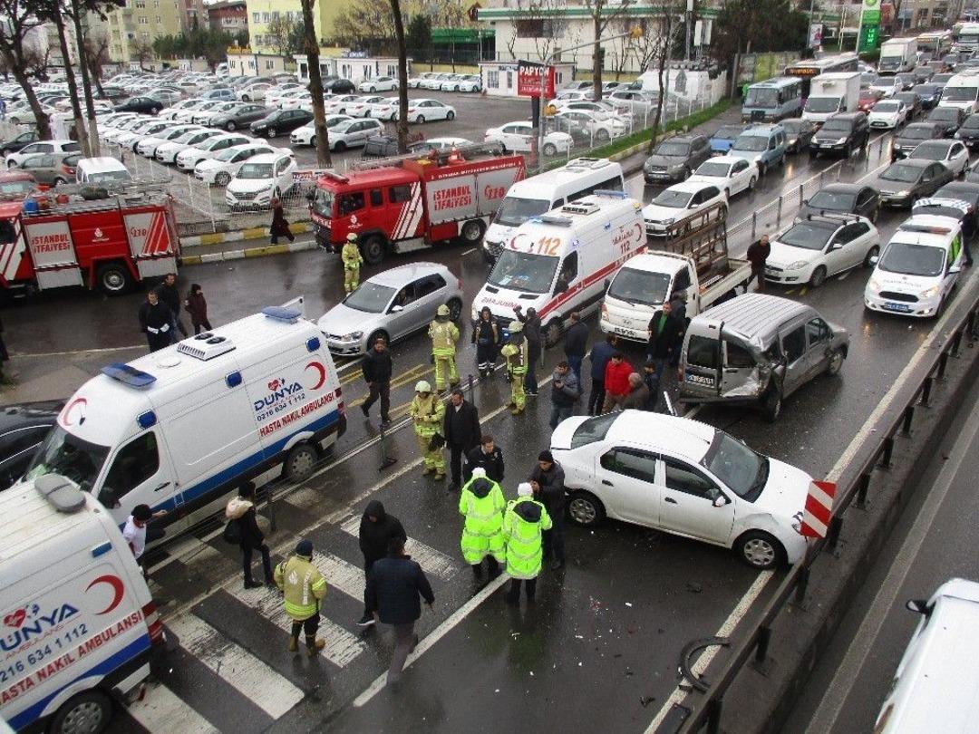 Yağmurlu Havada Dikkatsizlik Zincirleme Kazaya Neden Oldu